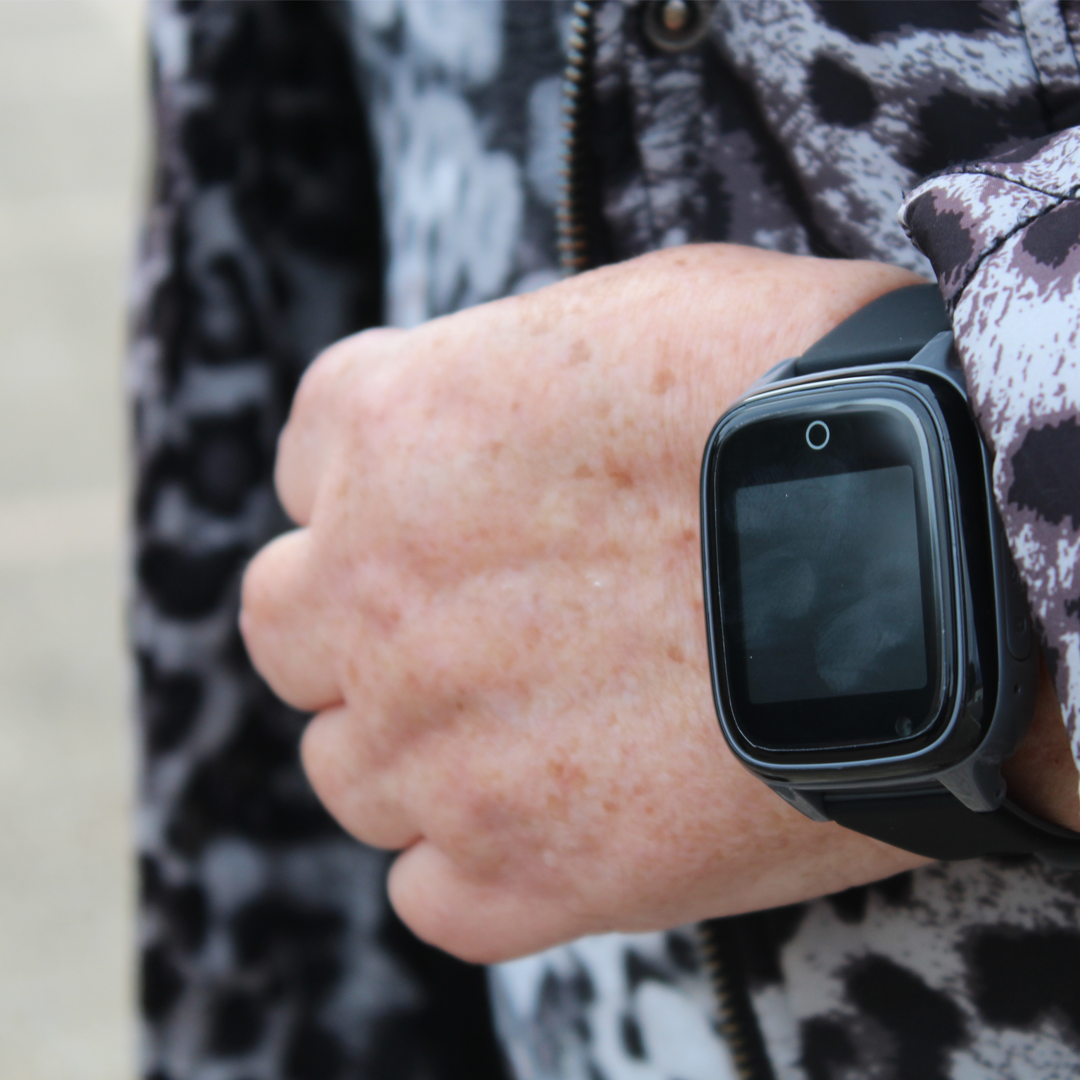 Botón SOS en el reloj para mayores: cómo funciona y qué ventajas tiene
