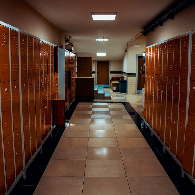 Móviles prohibidos en clase: cómo seguir en contacto con tu hijo sin un smartphone