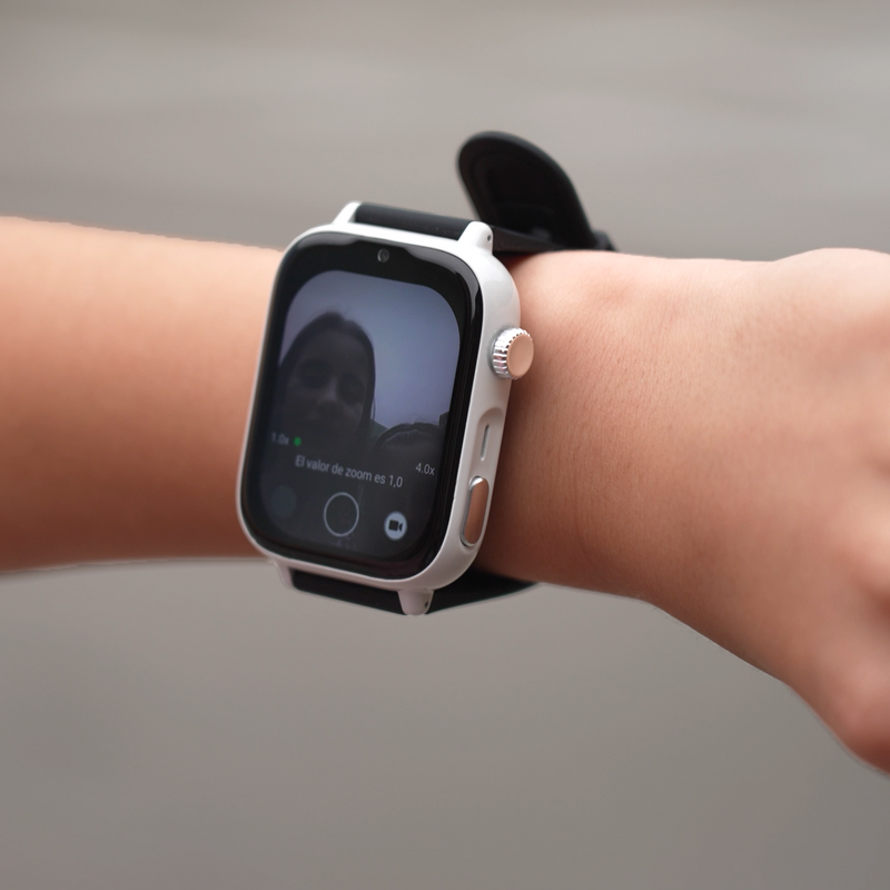 ¿Puede un desconocido contactar con mi hijo por el reloj?