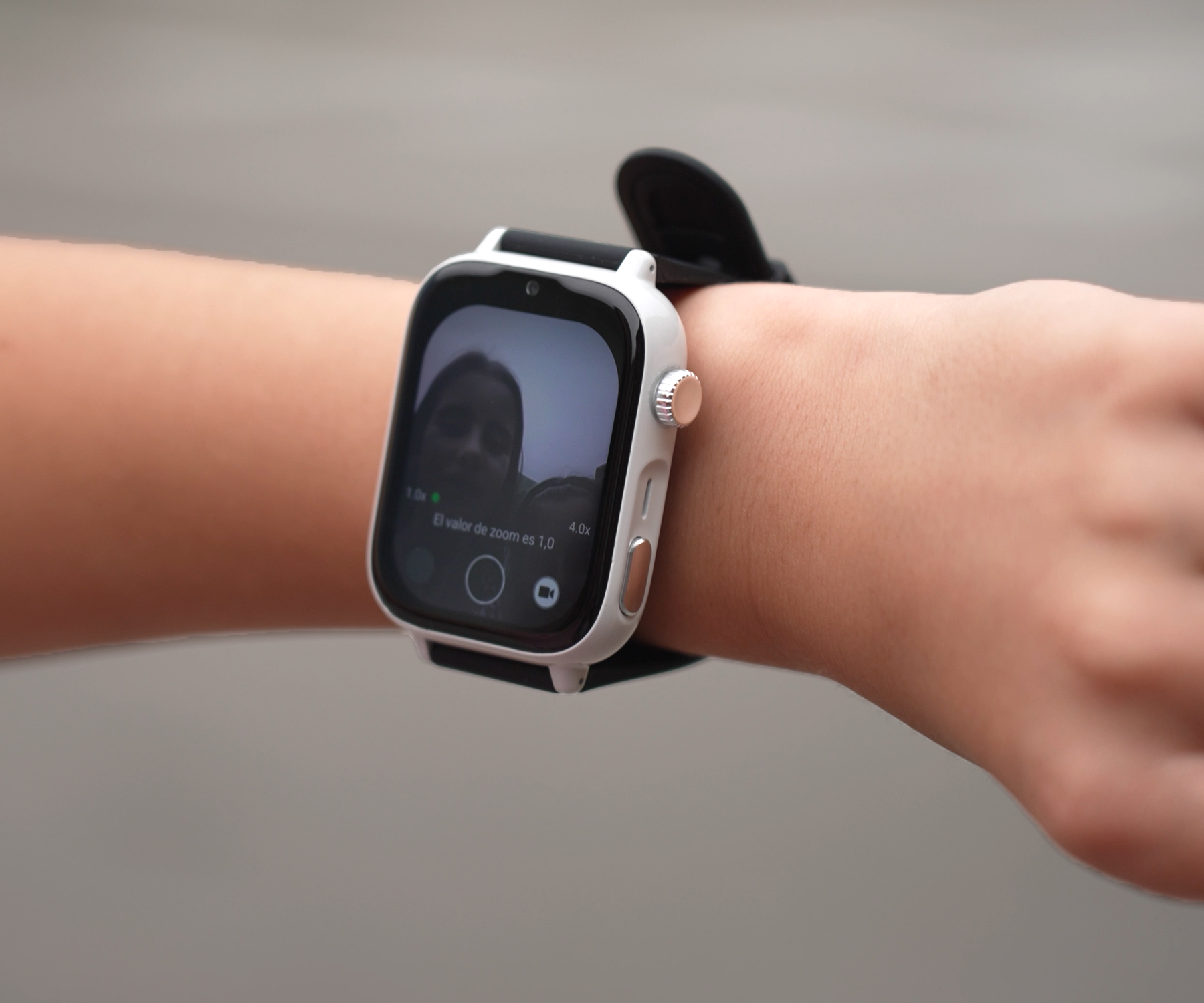 ¿Puede un desconocido contactar con mi hijo por el reloj?